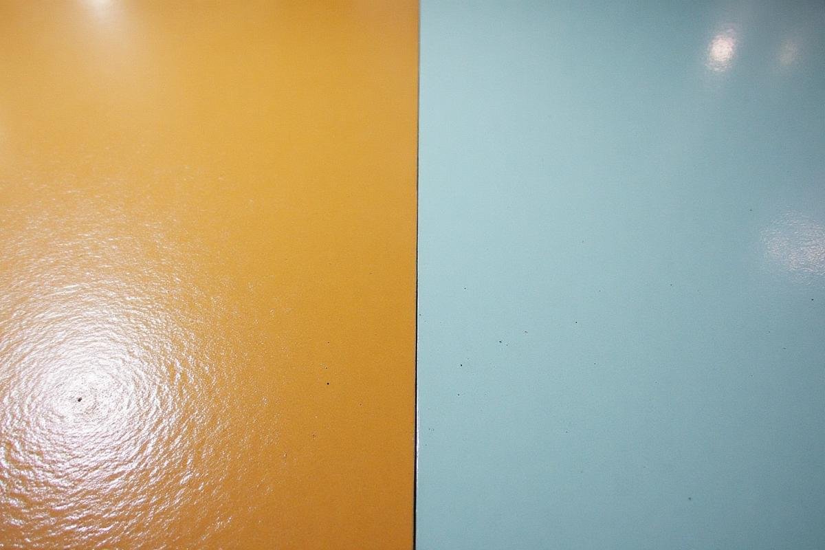 مقارنة بصرية بين طلاء الايبوكسي والبولي يوريثان للأرضيات